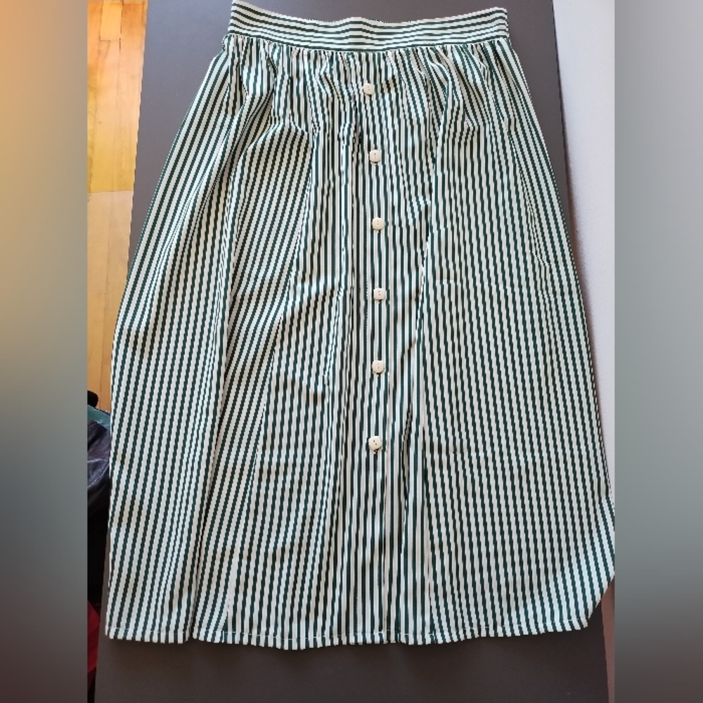 Midi green and white striped skit